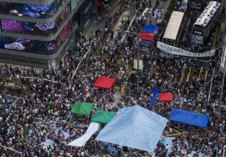 هونج كونج تحث على وقف الاحتجاجات وتحذر من احتلال المباني الحكومية