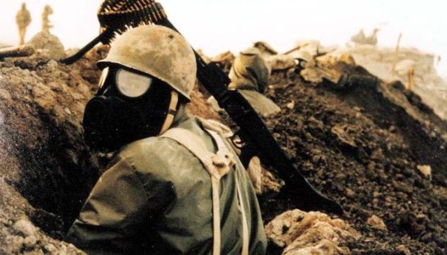 Iranian-solider-wearing-mask-druing-Iran-Iraq-war