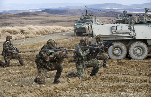 NZ_Army_soldiers_with_NZLAVs (1)