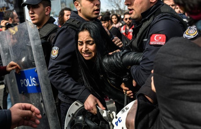 TOPSHOT-TURKEY-WOMEN-RIGHTS-DEMO
