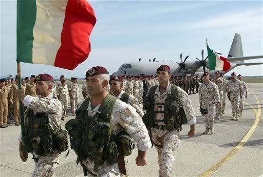 أعلن وزير الخارجية الإيطالي باولو جينتيلوني أن التدخل العسكري في ليبيا ممكن فقط بعد طلب حكومتها الشرعية ذلك وموافقة البرلمان الإيطالي.