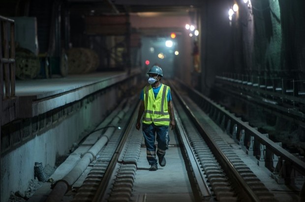 Un-ouvrier-inspecte-la-ligne-4-du-metro-de-Rio-de-Janeiro-le-13-avril-2016_afp-article