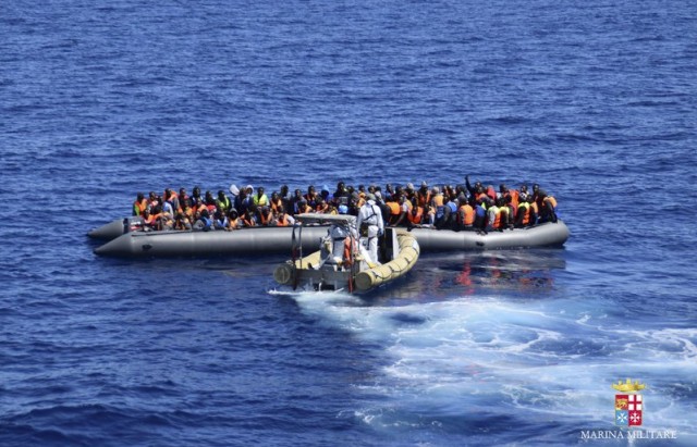 سفينة تجارية إيطالية تنقذ 26 مهاجرا قبالة سواحل ليبيا ومخاوف من فقد آخرين