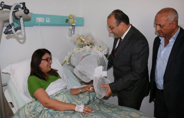وزير النقل يزور مضيفة الخطوط التونسية للاطمئنان على حالتها الصحية