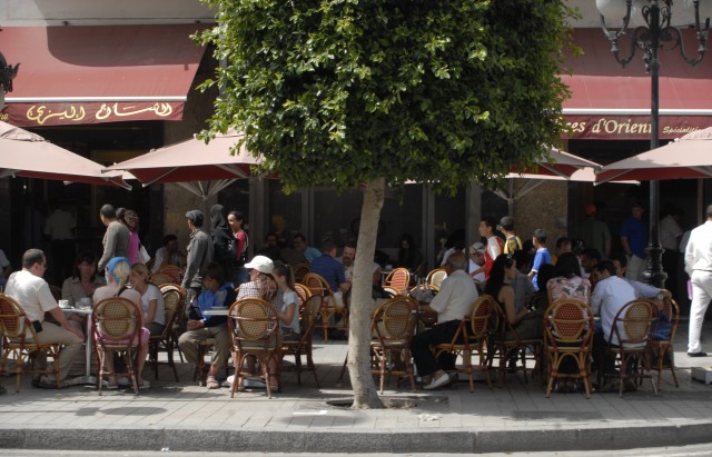 AV HABIB BOURGUIBA centre ville tunis   مقهى