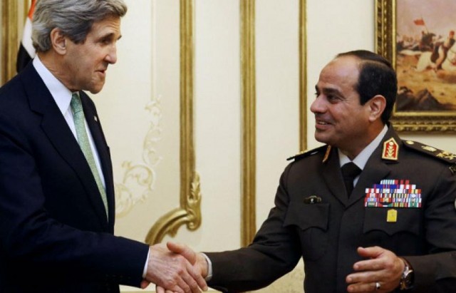 يصل إلى القاهرة وزير الخارجية الأمريكي جون كيري في زيارة قصيرة يلتقي خلالها الرئيس المصري عبد الفتاح السيسي.