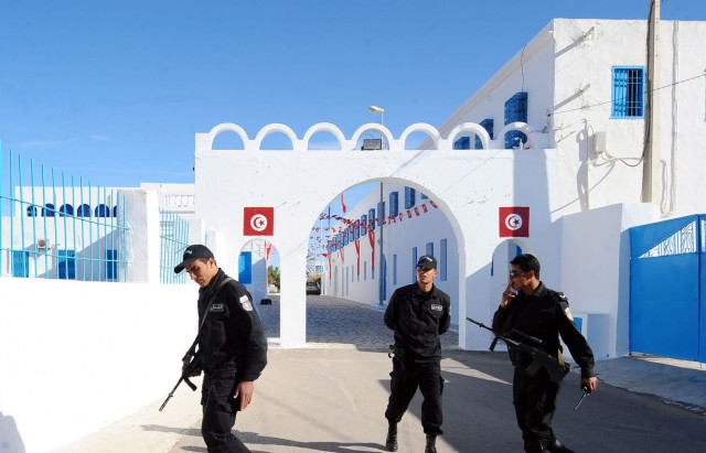 des-policiers-tunisiens-en-faction-devant-la-synagogue-de-la-ghriba-dans-le-sud-du-pays-le-8-mai-2012_5332019