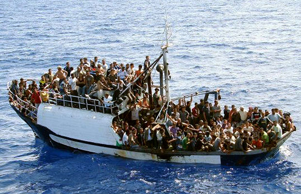 boat-migrants  bateau immigrant مهاجرين