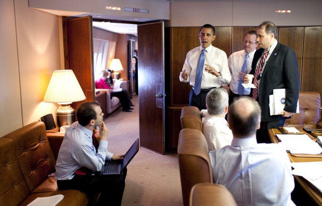 Barack_Obama_meets_his_staff_in_Air_Force_One_Conference_Room