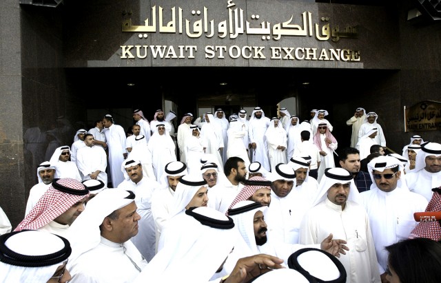 Kuwaiti traders protest outside the Stoc