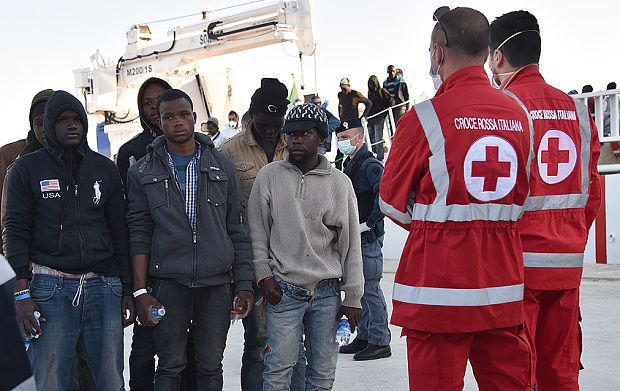 خفر السواحل الايطالية انتشال خمس جثث وانقاذ 1100 مهاجر