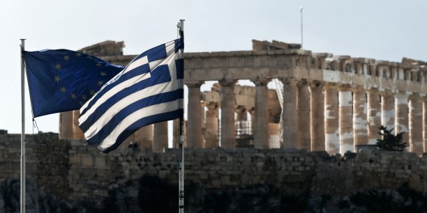 grece-europe-drapeaux-flottant-sur-fond-de-parthenon-a-athenes