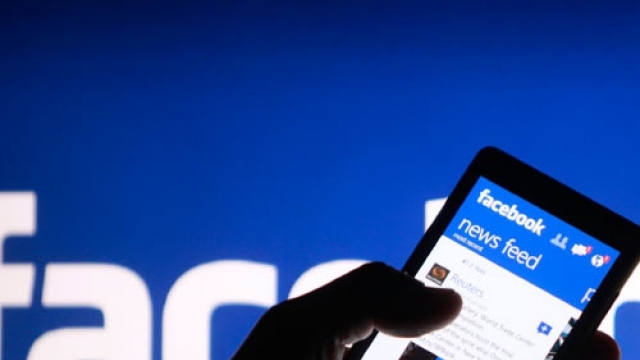 facebook-newsfeed smartphone