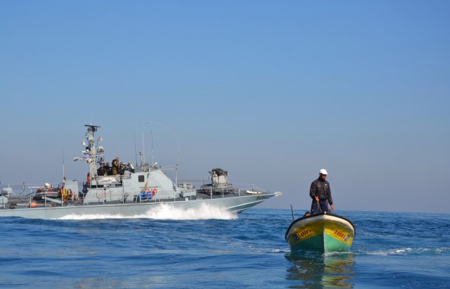بحرية الاحتلال الاسرائيلي تستهدف مراكب الصيادين قبالة بحر غزة