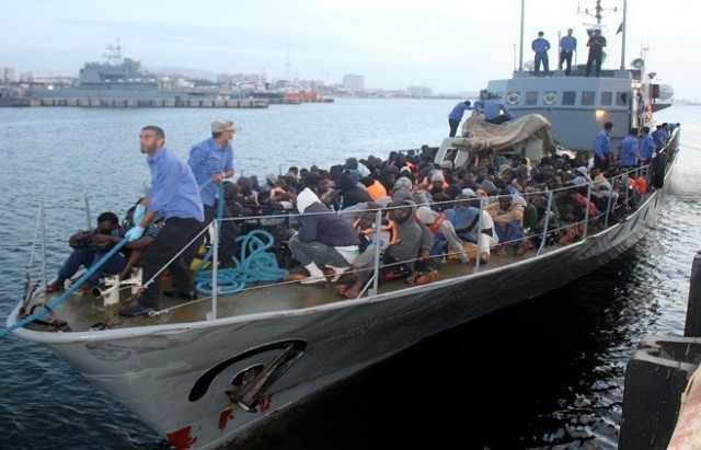 حرس السواحل الليبي ينقذ 180 مهاجرا شرق طرابلس