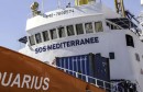 سفينة إنقاذ مهاجرين تنتظر توجيهها لميناء للرسو في ظل خلاف بين إيطاليا ومالطا aquarius