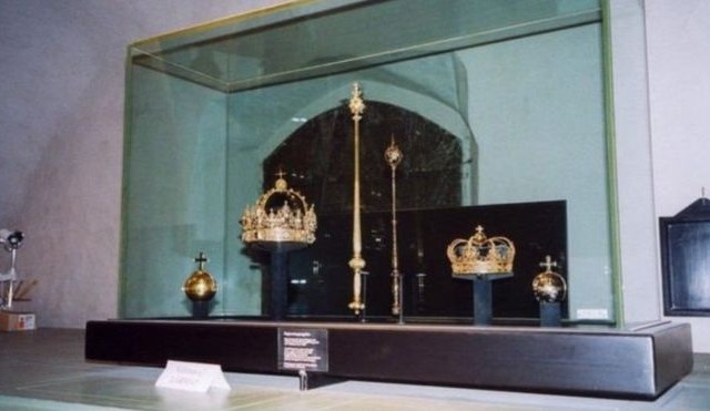 المجوهرات المسروقة تعود إلى الملوك السويديين الذين عاشوا في في بداية القرن السادس عشر في مدينة سترانغانس القريبة من ستوكهولم