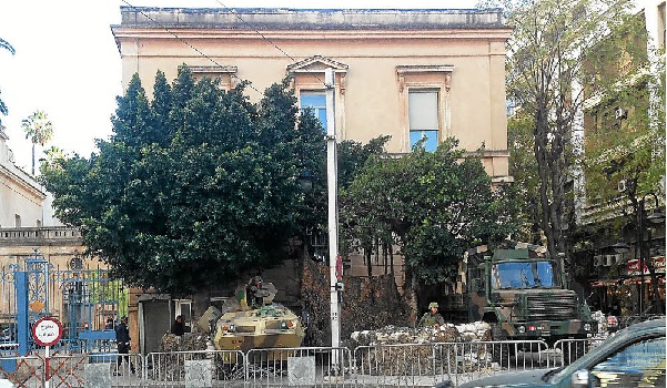 رفع الأسلاك الشائكة من أمام سفارة فرنسا وسحب الوحدات العسكرية