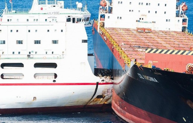 collision_en_mer_au_nord_du_cap_corse_la_difficile_desincarceration_du_navire_roulier_tunisien bateau