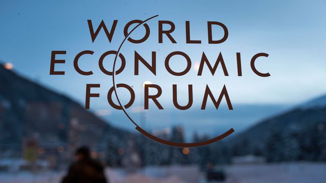 le-logo-du-forum-economique-mondial-a-l-entree-du-centre-des-congres-le-18-janvier-2016-a-davos_5501517