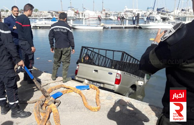 غرق سيارة في بحر ميناء الصيد البحري بحومة السوق