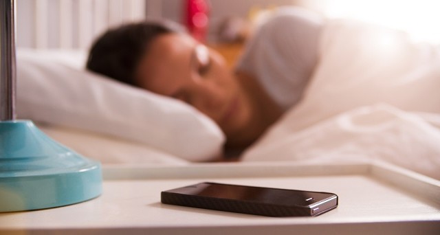 تحذير من مخاطر النوم قرب الهاتف
