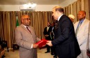 حاتم الفرجاني  يسلم رئيس جزر القمر دعوة للمشاركة في القمة العربية