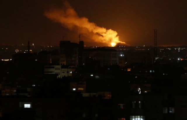 طائرات الاحتلال الإسرائيلي تقصف وسط قطاع غزة