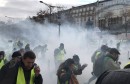 فرنسا إطلاق الغاز المسيل للدموع على المتظاهرين