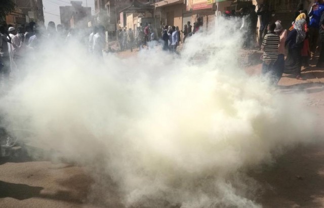 السودان مسيرات غضب جديدة والنيابة تحقق بوفاة معلم