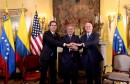 واشنطن تلوّح بالتدخل العسكري للإطاحة بمادورو