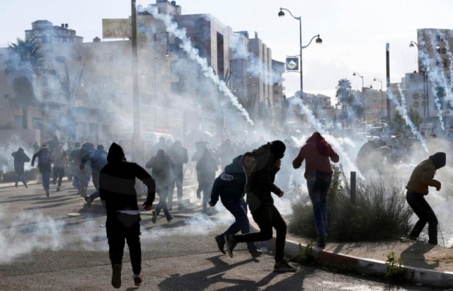 أصيب عشرات الفلسطينيين، اليوم الثلاثاء، بحالات اختناق، خلال مواجهات مع قوات الاحتلال الإسرائيلي، وسط القدس المحتلة .