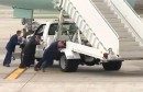 تعطل السيارة التي تحمل سلم طائرة ترمب أثناء مغادرته هانوي