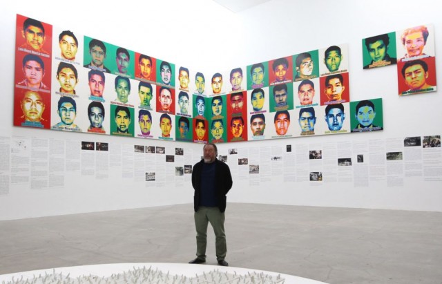 مليون قطعة "ليغو" بألوان متنوعة تستعرض  صورا كبيرة لضخايا مجزرة نحو 43 طالبا مكسيكيا