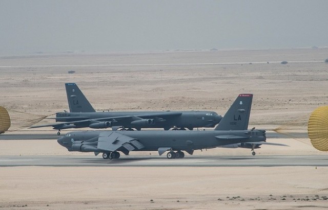 قاذقتان استراتيجيتان أمريكيتان من نوع B-52H في قاعدة العديد بقطر