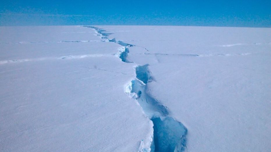 antarctic-iceberg-split