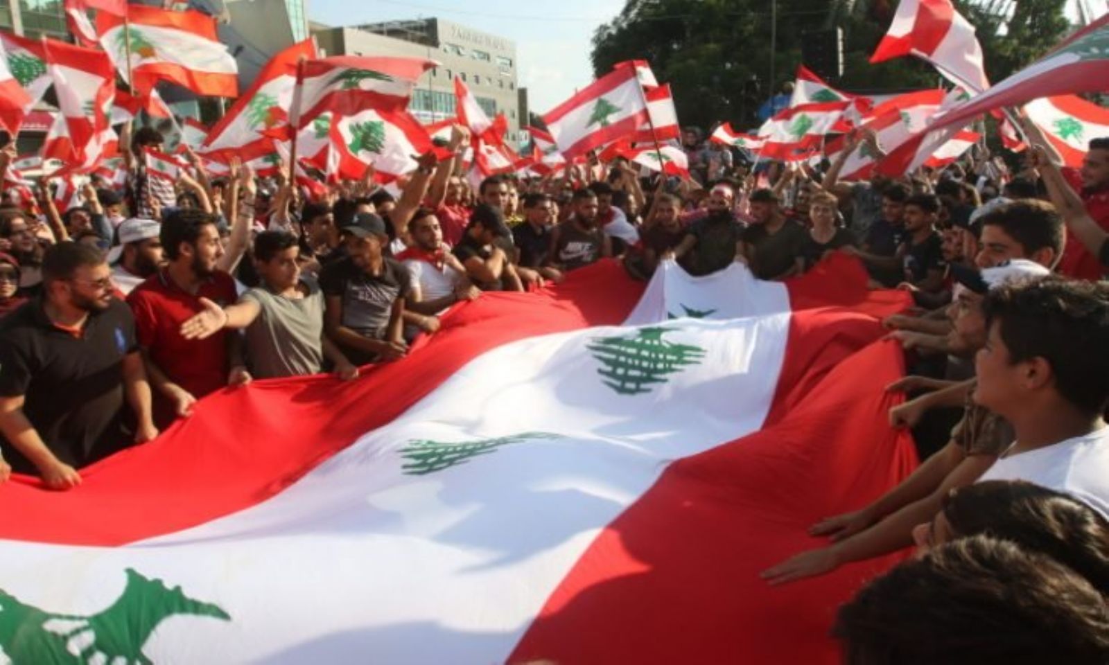 الحكومة اللبنانية تجتمع في قصر الرئاسة وسط احتجاجات
