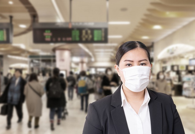 femme-asiatique-portant-masque-chirurgical-pour-prevenir-grippe-virus-corona-image-floue-monde_59286-258