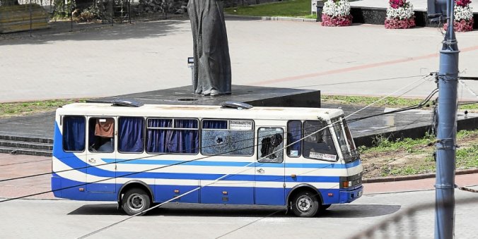 The bus with hostages stay on a road in the Western Ukrainian city of Lutsk
