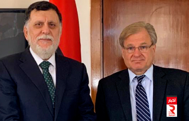 السفير الأمريكي لدى طرابلس ريتشارد نورلاند ورئيس حكومة الوفاق الوطني الليبية فائز السراج