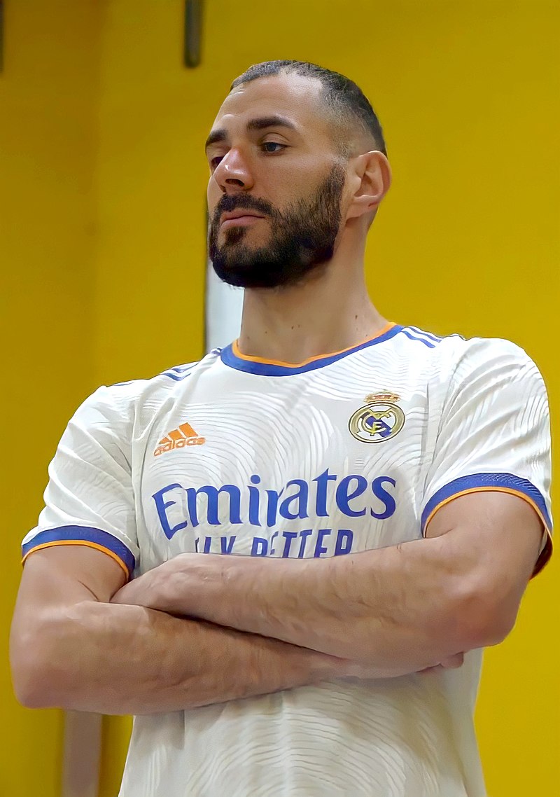 800px-Karim_Benzema_wearing_Real_Madrid_home_kit_2021-2022