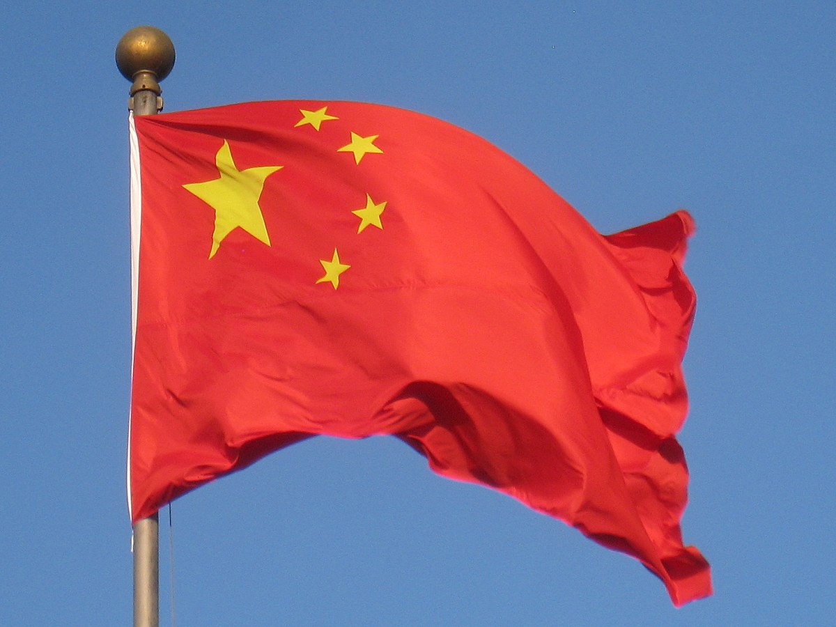 1200px-Chinese_flag_(Beijing)_-_IMG_1104
