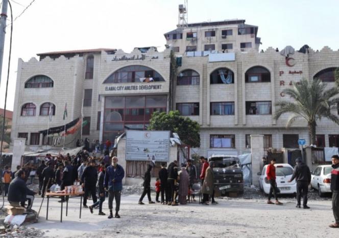 الاحتلال يقتحم ساحة مستشفى الأمل في غزة وسط إطلاق النار